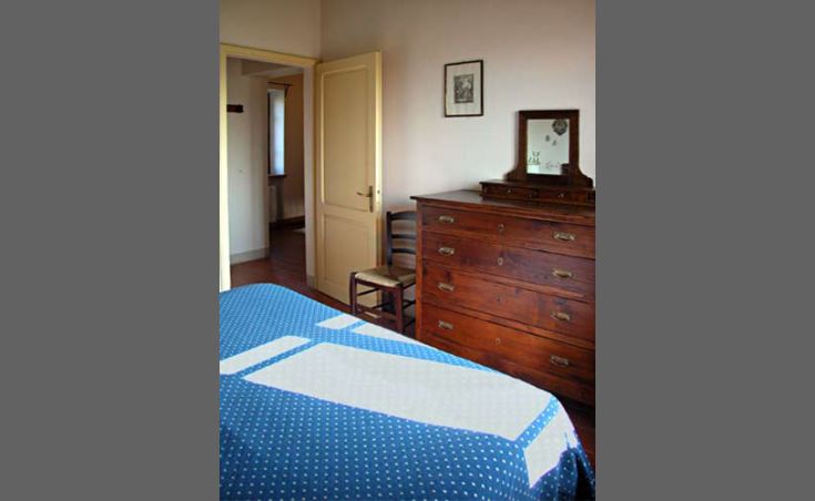 Gemütliches Zimmer mit bequemen Betten und Holzmöbeln, perfekt für einen ruhigen Aufenthalt.