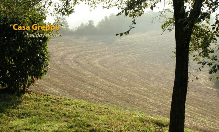Ein Blick auf ein Bauernhaus, umgeben von Natur, perfekt für einen erholsamen Urlaub.