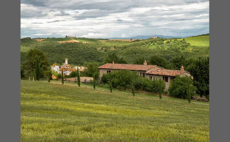 Ein Steingebäude mit gemütlichen Apartments und einem Außenpool in einer natürlichen Umgebung.
