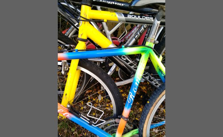 Bunte Fahrräder, die unordentlich angeordnet sind, repräsentieren emotionale Erlebnisse im Zusammenhang mit Freizeit im Freien.