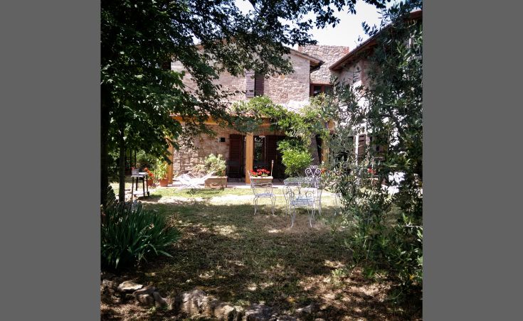 Steinbauernhaus mit Garten und Pool, bestehend aus einfachen und gemütlichen Apartments.