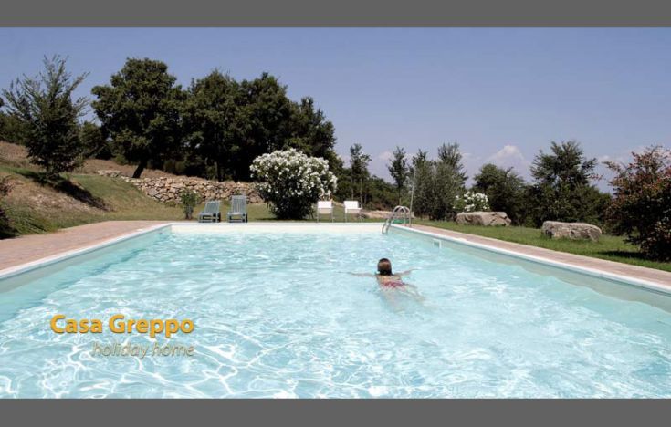 Pool des Gebäudes, umgeben von grünen Flächen, ideal für ruhige Momente mit den Liebsten.