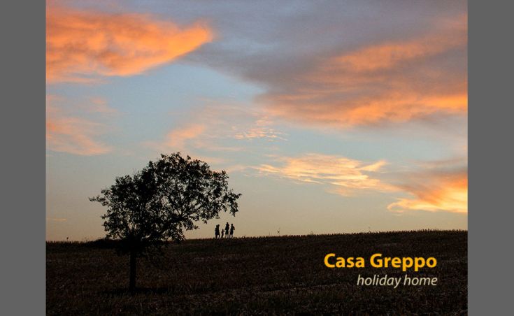 Eine natürliche Szene mit einem gemütlichen Gebäude, perfekt für einen Familienurlaub.