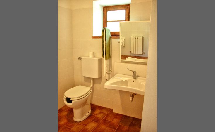 Ein einfaches Badezimmer in einer renovierten Wohnung, ausgestattet mit modernem Komfort und Liebe zum Detail.