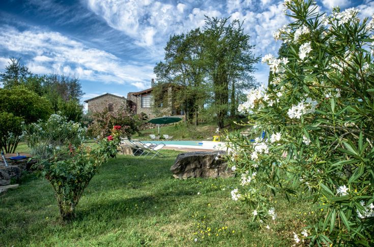 Ein ruhiger Bauernhof mit Pool, umgeben von einem Garten, perfekt für Familien und Freundesgruppen.