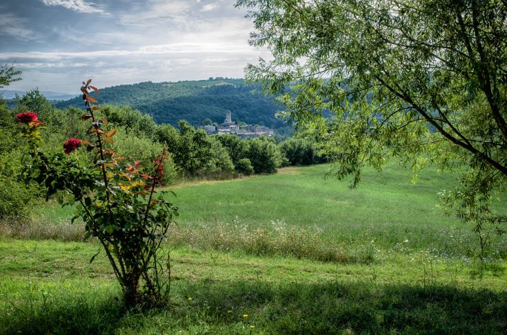Eine Szenerie mit einem Steinhof, umgeben von Natur, ideal für eine ruhige Auszeit.