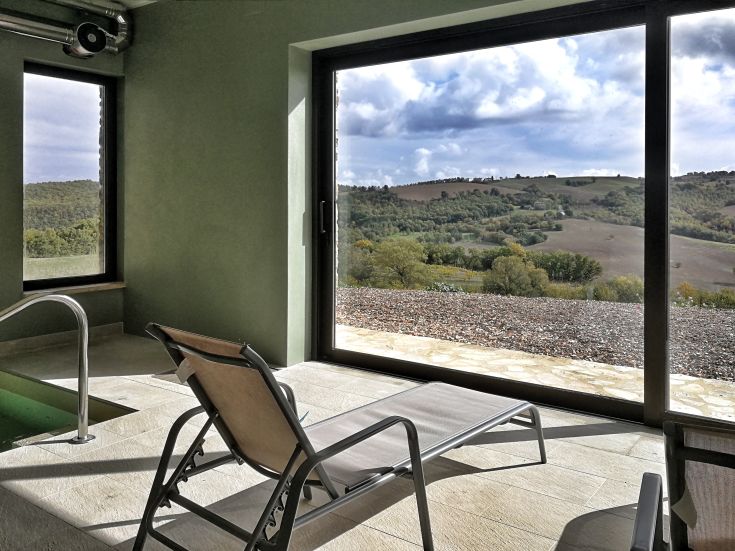 Eine entspannende Umgebung mit Blick auf die Hügel, ideal für Momente der Wellness.