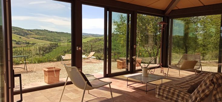 Blick aus der gemütlichen Wohnung in einem renovierten Gebäude, umgeben von Grün.