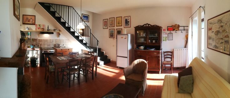 Innenraum eines Gebäudes mit einer funktionalen Küchenzeile und einer schlichten, praktischen Einrichtung.