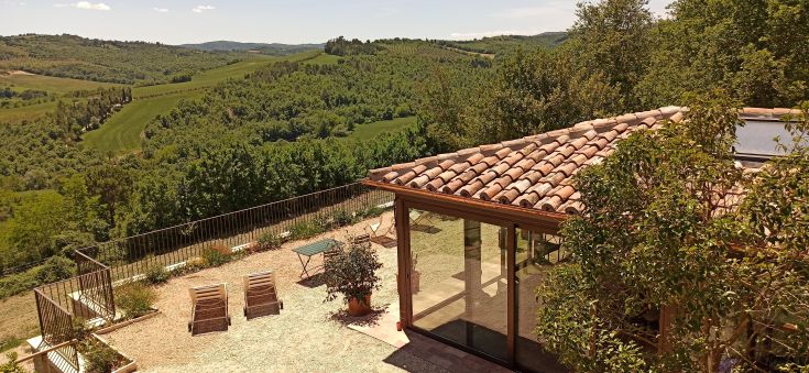 Elegante Steinhof mit herrlichem Blick, ausgestattet mit Pool und SPA. Perfekt für Familien und Gruppen.