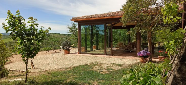 Einladendes Gebäude mit vier privaten Apartments, Pool und Entspannungsbereich für einen ruhigen Aufenthalt in Umbrien.