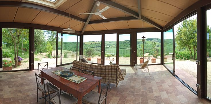 Helle und einladende Umgebung mit Panoramablick auf die Hügel, ideal zum Entspannen und für geselliges Beisammensein.