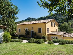 Agriturismo restaurato immerso nella natura umbra, perfetto per momenti di relax e esplorazioni nel territorio.