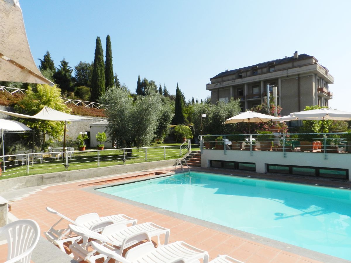 Hôtel trois étoiles situé dans la campagne ombrienne près d'Attigliano, avec une piscine et des jardins bien entretenus.