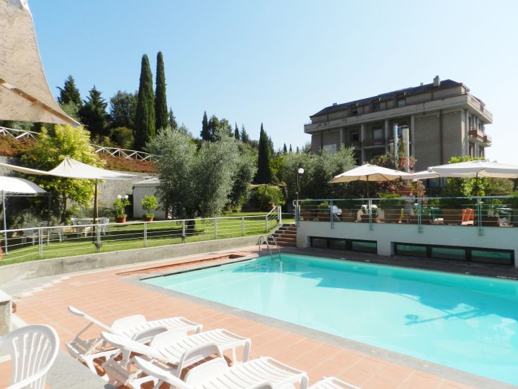 Three-star hotel located in the Umbrian countryside near Attigliano, featuring a pool and well-kept gardens.
