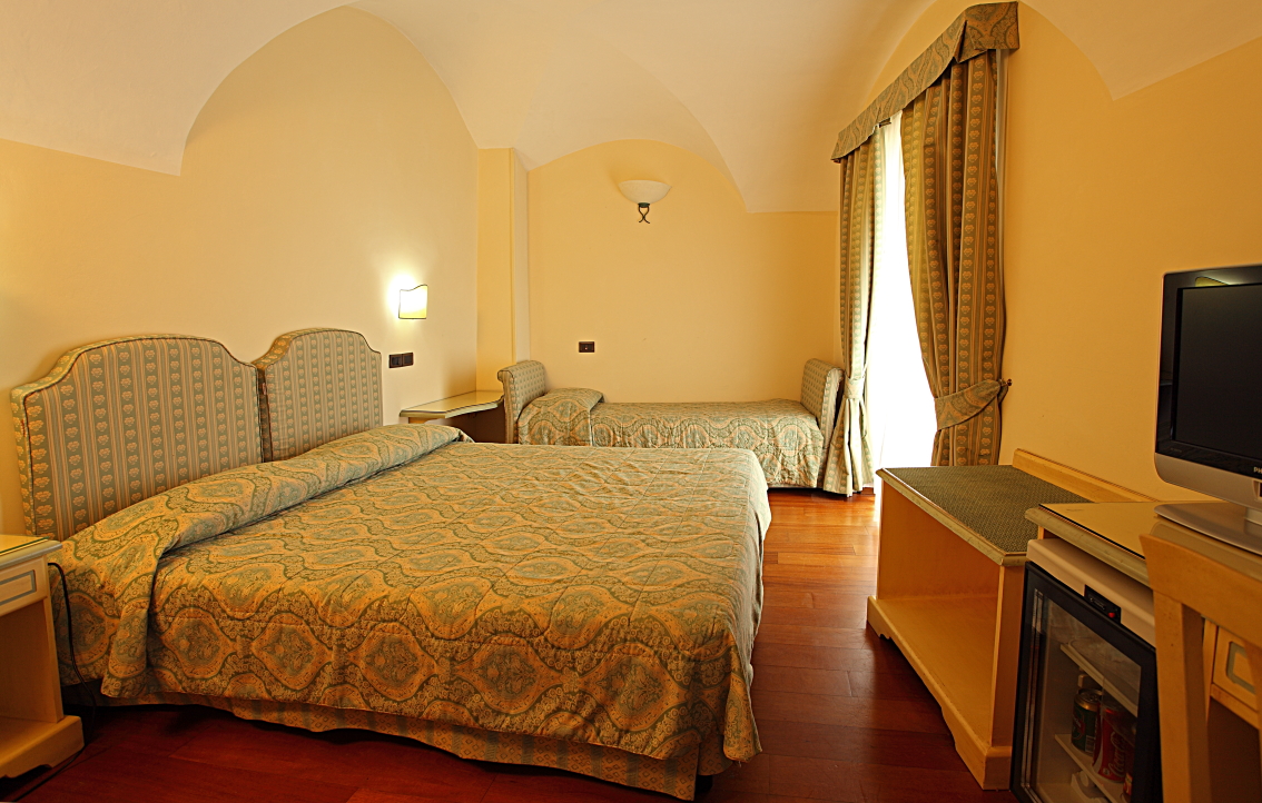 Una camera ben arredata con letti comodi e finestre spaziose che permettono l'ingresso di luce naturale.