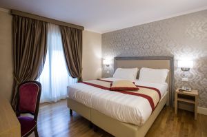 Camera accogliente in un hotel ristrutturato, situato nel centro storico, con arredi funzionali e comfort moderni.