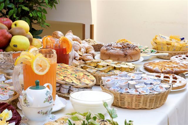 Un assortimento di dolci e bevande presentati su un tavolo ben apparecchiato.