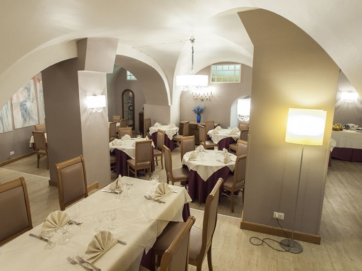 Ristorante con un'atmosfera tranquilla, tavoli ben sistemati e un arredamento contemporaneo, adatto per cene importanti.
