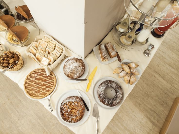 Un assortimento di dolci e specialità in un buffet colorato, perfetto per una colazione golosa.