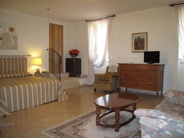 Gemütliches und gut organisiertes Hotelzimmer mit eigenem Bad und Ruhebereich.