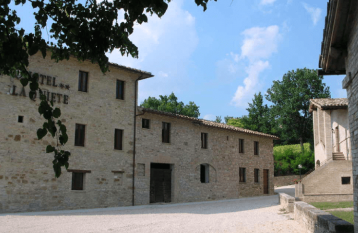 Albergo rustico circondato dalla campagna umbra, situato nei pressi della basilica di San Francesco.
