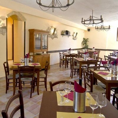 Ristorante caratterizzato da un'atmosfera accogliente e rustica, perfetto per un pranzo sereno.