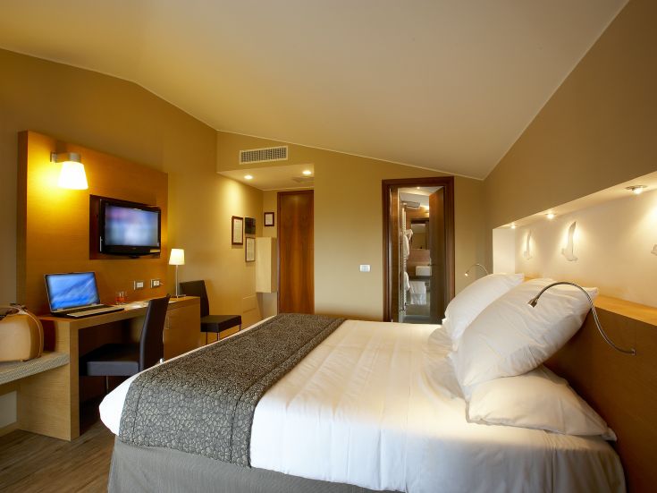 Camera accogliente con panorama sulla valle, provvista di vari comfort essenziali.