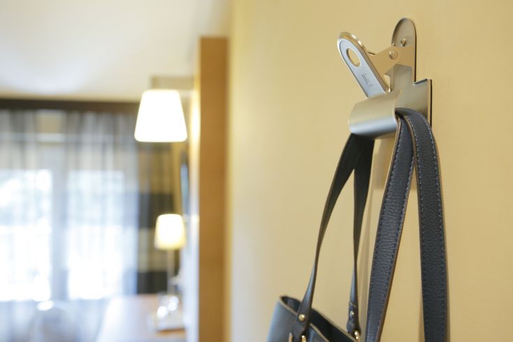 Un semplice attaccapanni in un ambiente contemporaneo, utile per appendere accessori.