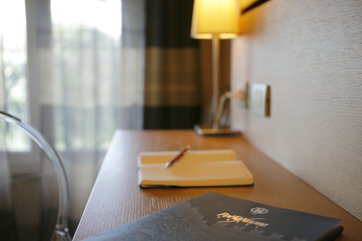 Spazio di lavoro all'interno di un palazzo di un hotel, con vista sulla città. Arredamento essenziale e comfort contemporaneo.