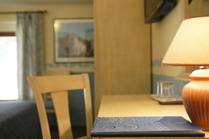 Un accogliente angolo di un hotel, caratterizzato da una lampada calda e dettagli semplici. Ideale per un soggiorno tranquillo.