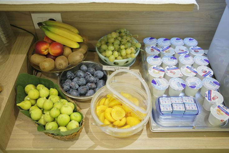Un assortimento di frutta fresca e yogurt per una colazione leggera e piacevole.