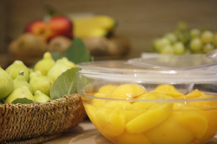 Un assortimento di frutta fresca, come pere e pesche, in un ambiente semplice e accogliente.