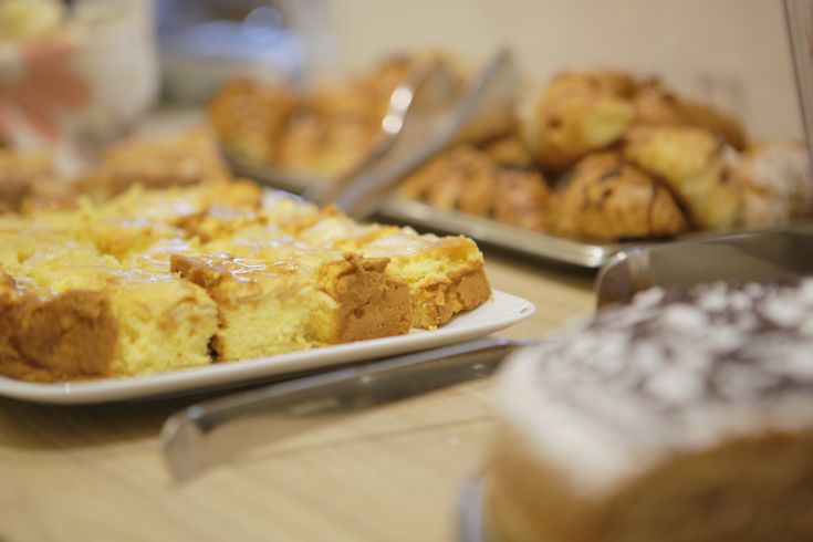 Dolci e pasticcini freschi serviti in un ambiente accogliente e confortevole.