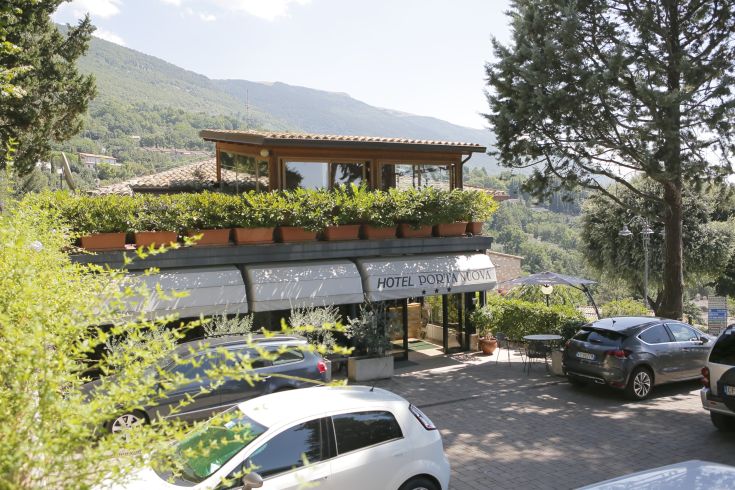 Accogliente hotel che affaccia sulla valle di Assisi, offre un servizio familiare e colazione con prodotti locali.