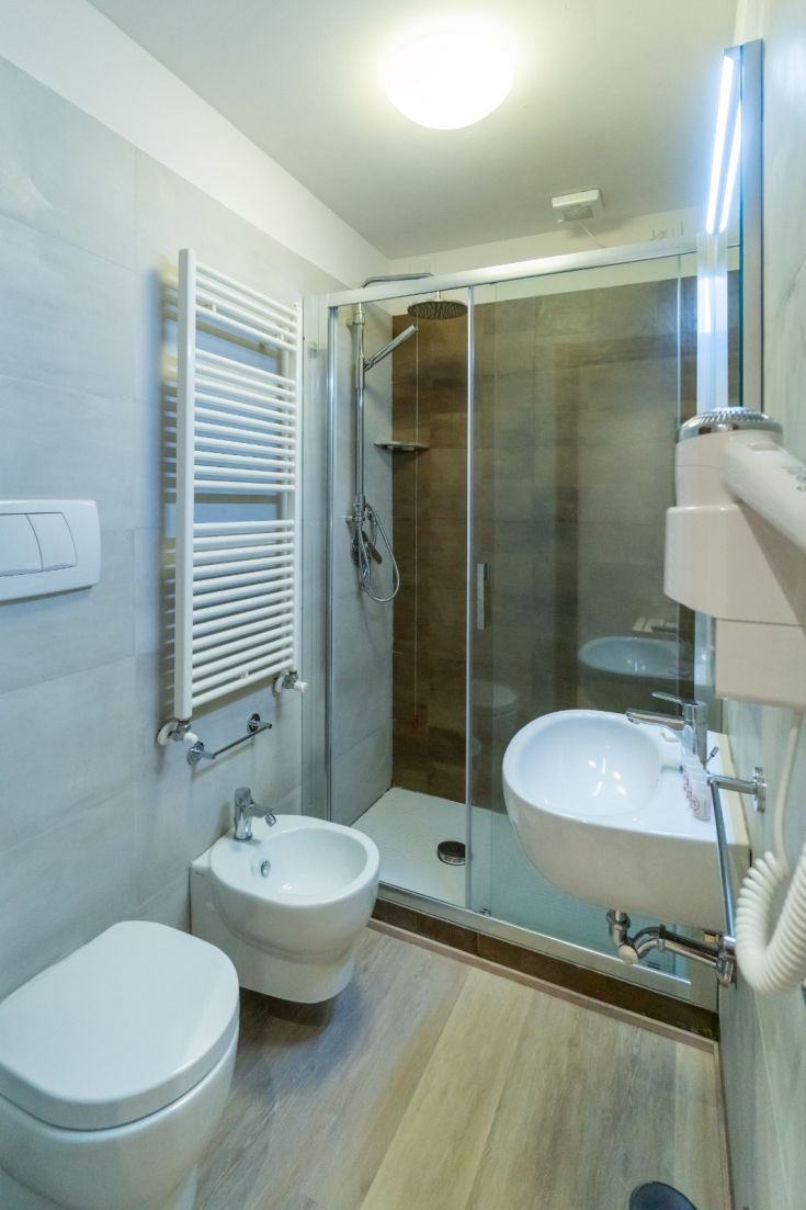 Un bagno ben arredato con doccia, WC e bidet, dallo stile semplice e funzionale.