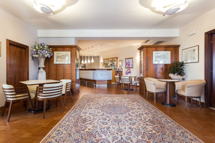 Hotellobby mit schlichter Einrichtung und ruhiger Atmosphäre.