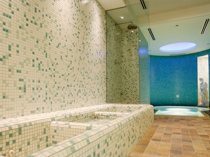 Ein ruhiger Raum, der mit Mosaiken geschmückt ist und zum Entspannen und Wohlfühlen einlädt.