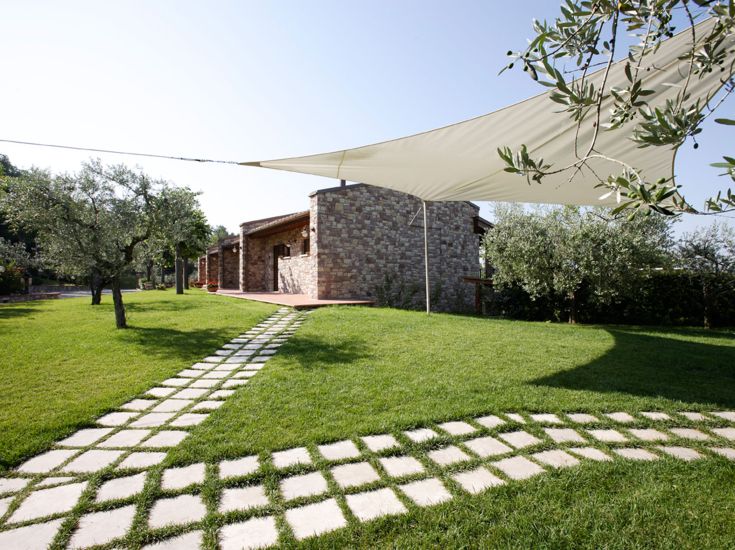 Aussicht auf das Hotel La Terrazza, umgeben von Olivenbäumen in einer ruhigen Umgebung.