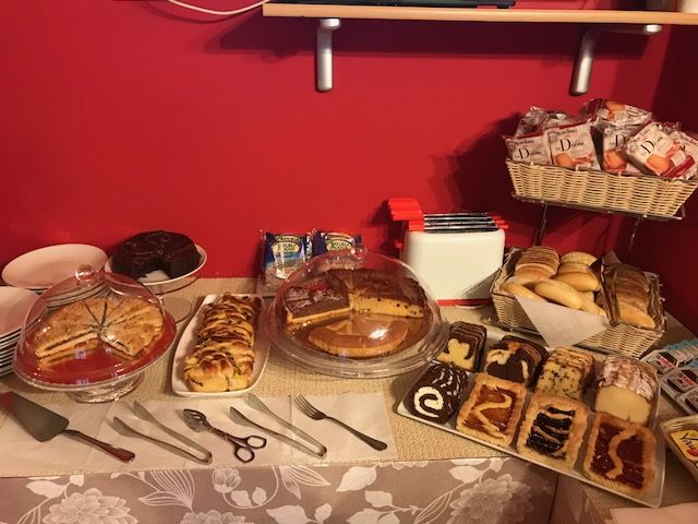 Selezione di dolci freschi e appetitosi su un tavolo, pronti per essere serviti a colazione.