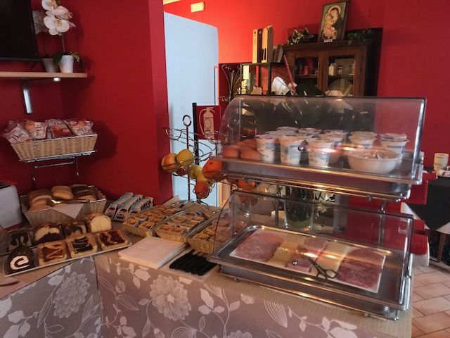 Colazione a buffet con opzioni dolci e salate all'Hotel Properzio, in una locale accogliente ad Assisi.