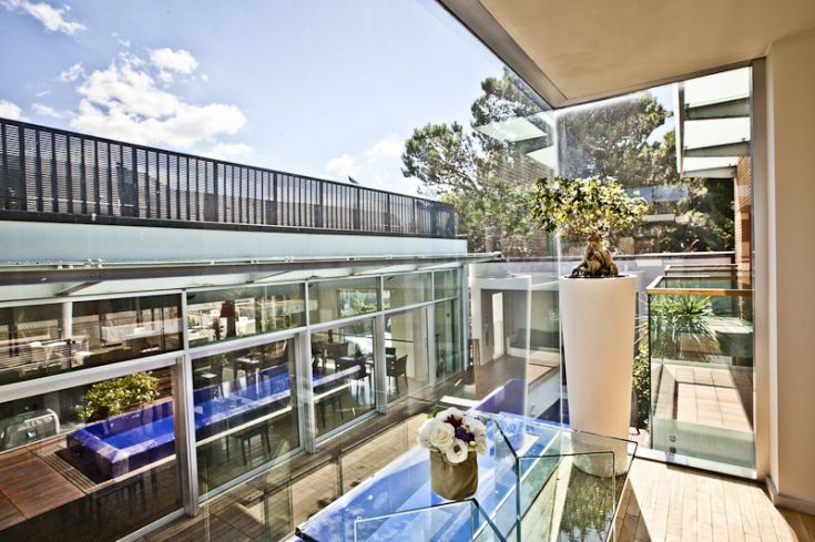 Modern interiors with elegant design and accessible relaxation area. Brightness and comfort define the space.