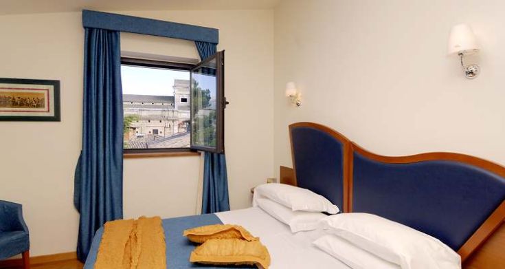 Cozy room with a view, equipped with modern comforts for a pleasant stay.