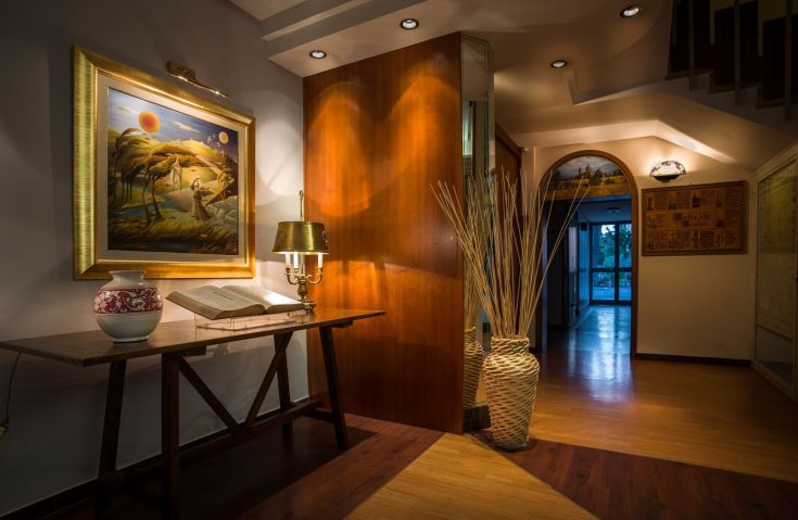 Nella hall di un palazzo, dettagli sobrii e decorazioni semplici creano un'atmosfera calda e conviviale.