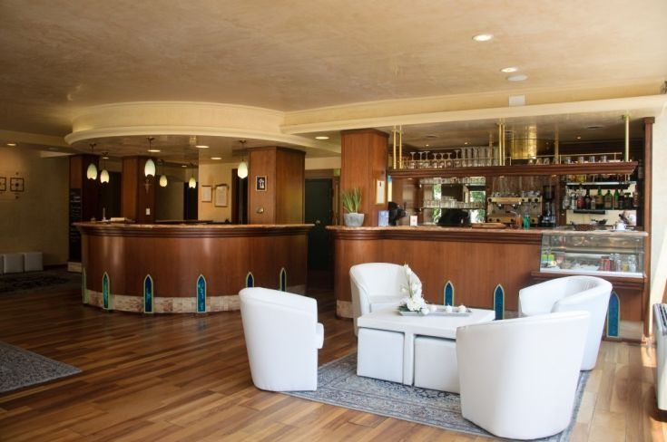 Hall dell'Hotel con arredi semplici e un'atmosfera accogliente.