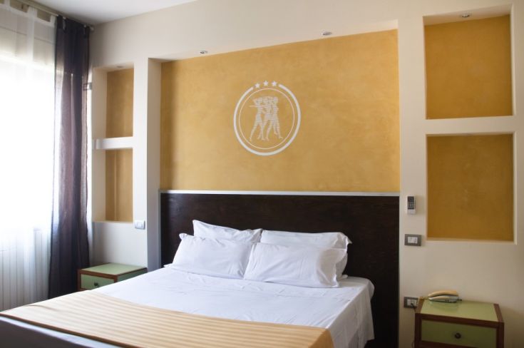 Camera spaziosa e confortevole, caratterizzata da arredi moderni e un'atmosfera rilassante.