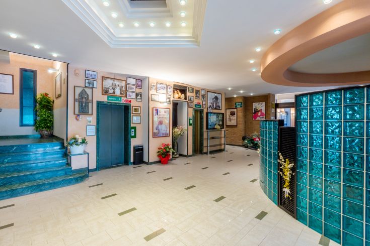 Hall dell'hotel con elementi di design e spazi confortevoli per gli ospiti.