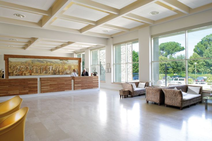 Hall accogliente con un'ampia vetrata. Un luogo ideale per un momento di relax.