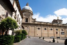 Vue panoramique d'un bâtiment à coupole sous un ciel clair et lumineux.
