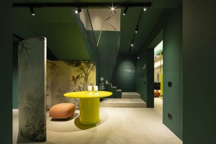 Moderne Innenräume mit grünen Farbtönen und hellen Details, dezent beleuchtet von zeitgenössischen Lichtern.